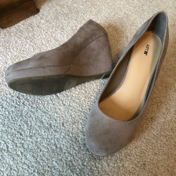 Women’s Size 8 Taupe Suede Wedges - Picture 7 of 10